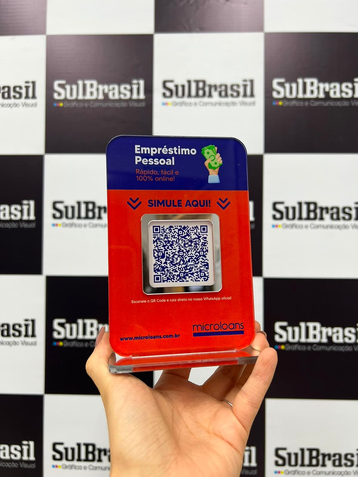 Display em acrílico com detalhes em prata