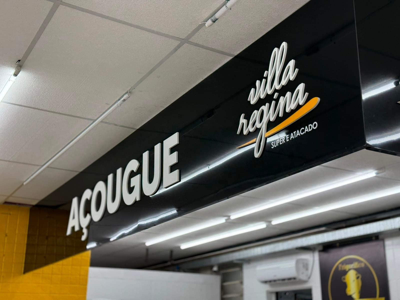 Letras em acrílico — Villa Regina Super e Atacado