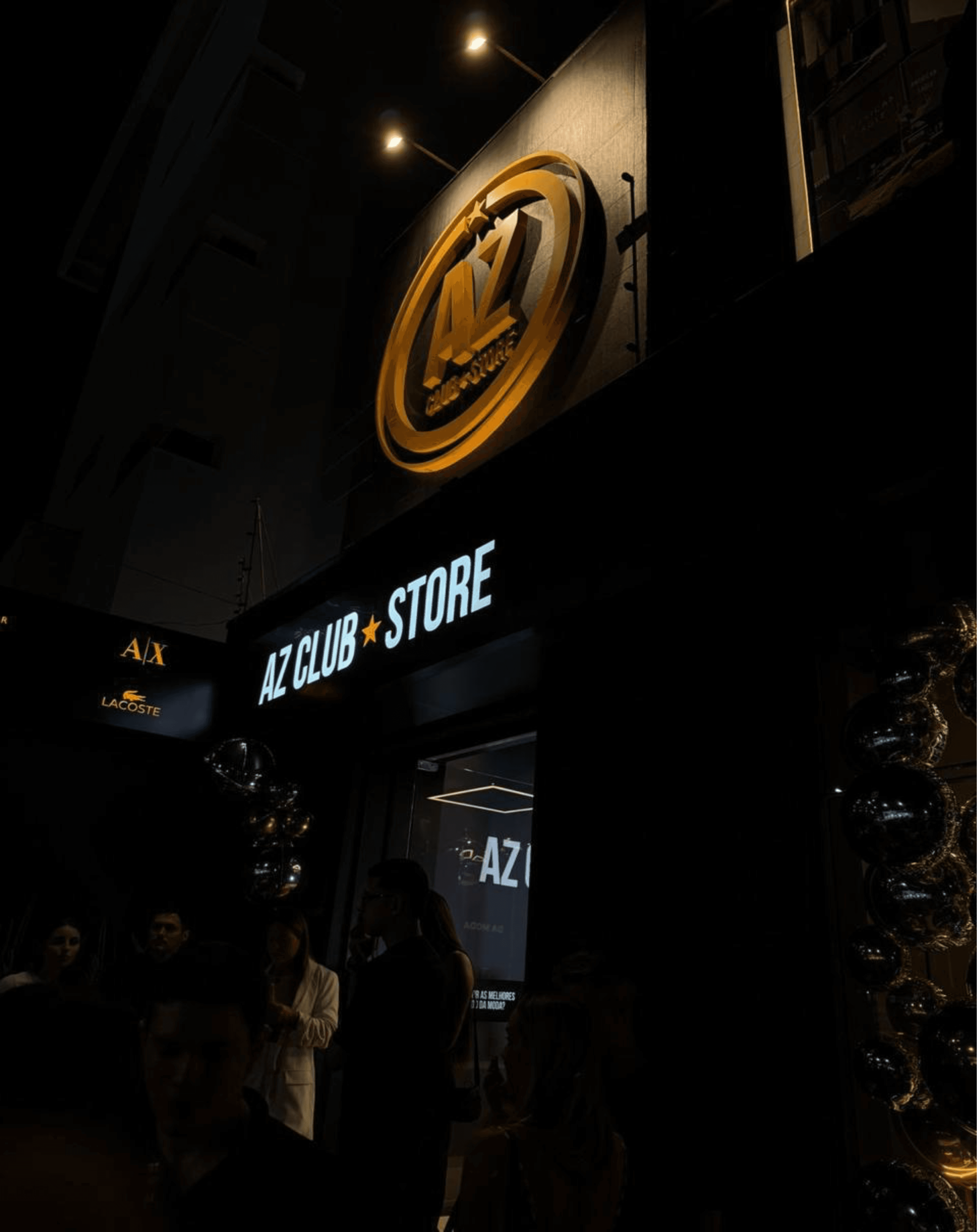 Fachada Iluminada — AZ Club Store