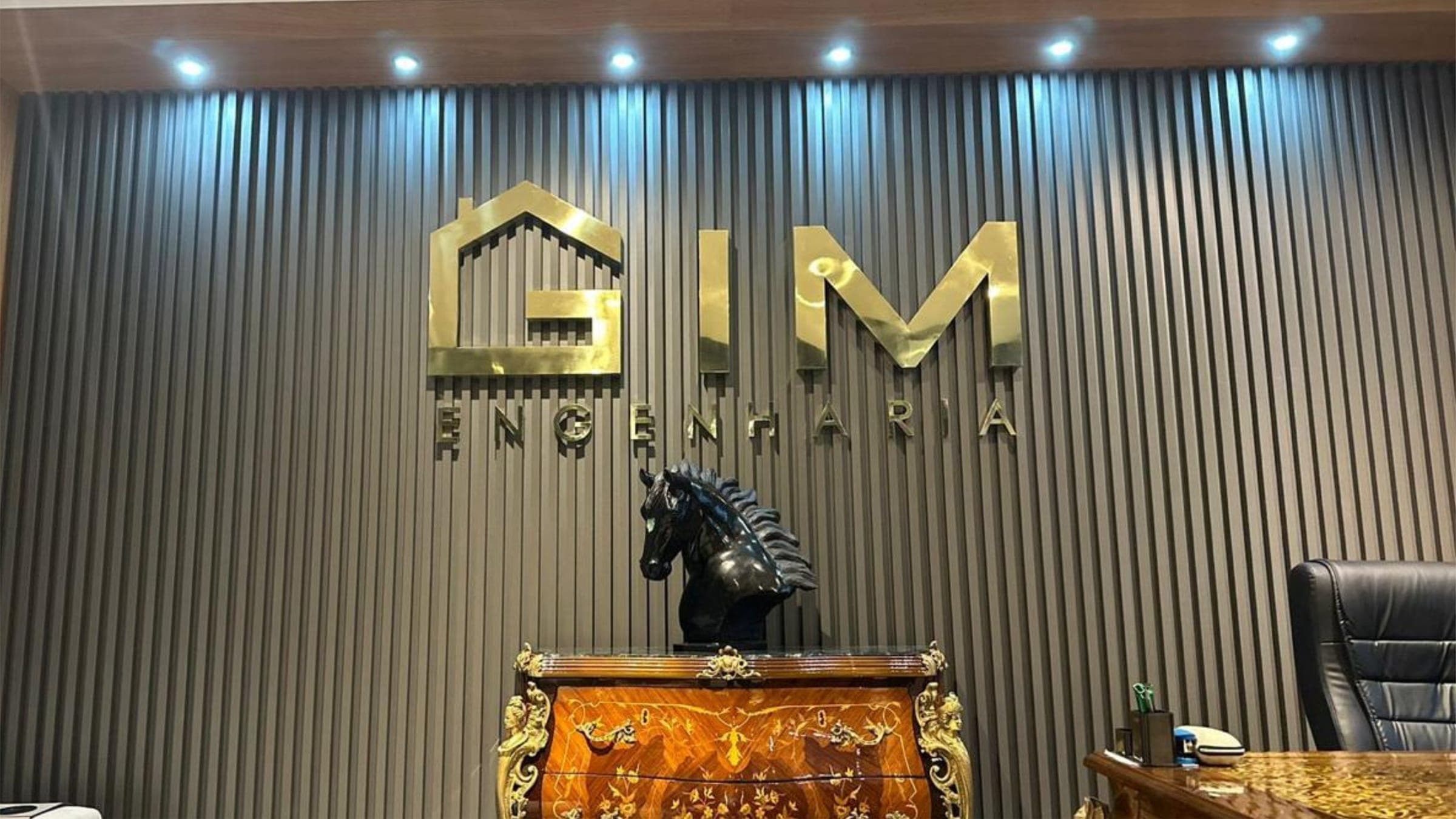 Letreiro em Aço Dourado — GIM Engenharia — Letra Caixa, projeto da SulBrasil
