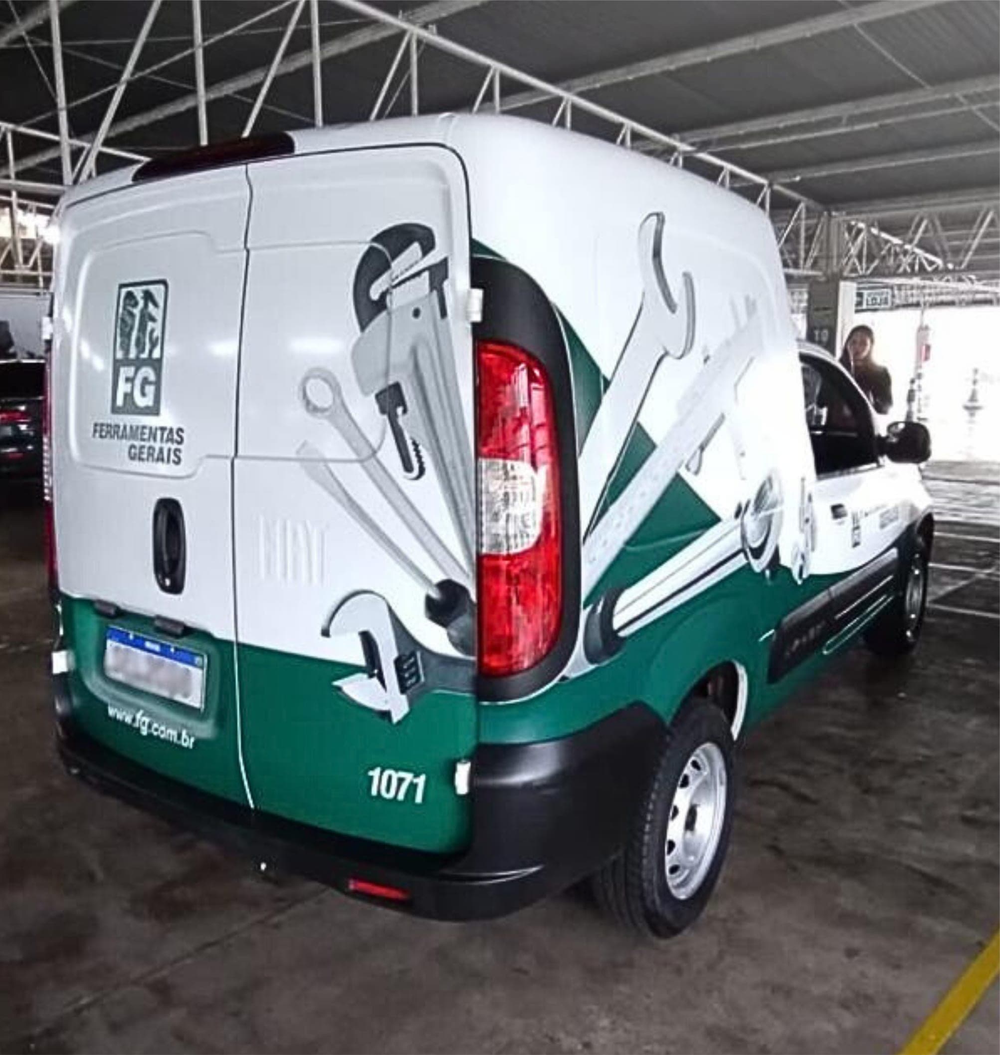Plotagem de Furgão — Ferramentas Gerais — Plotagem de carros, projeto da SulBrasil