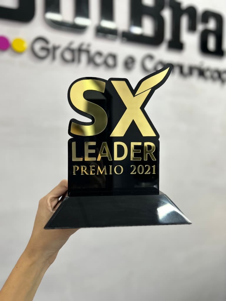 Troféu em acrílico espelhado dourado